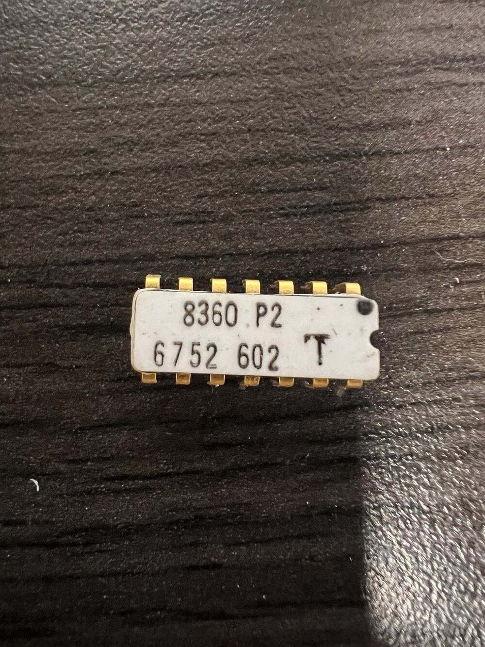 Vtg 1967 White Ceramic Gold Bottom IC Chip 14-Pin CDIP 8360 P2 6752 Mainframe